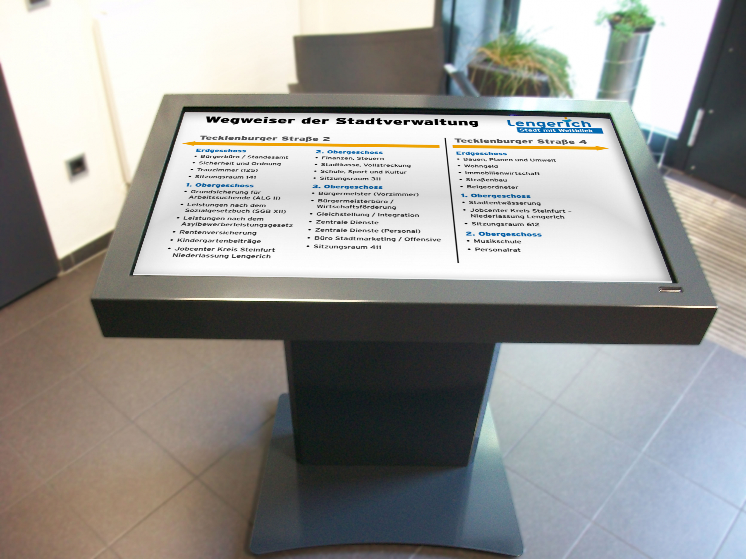 Schwarzes Brett auf Tablettstele